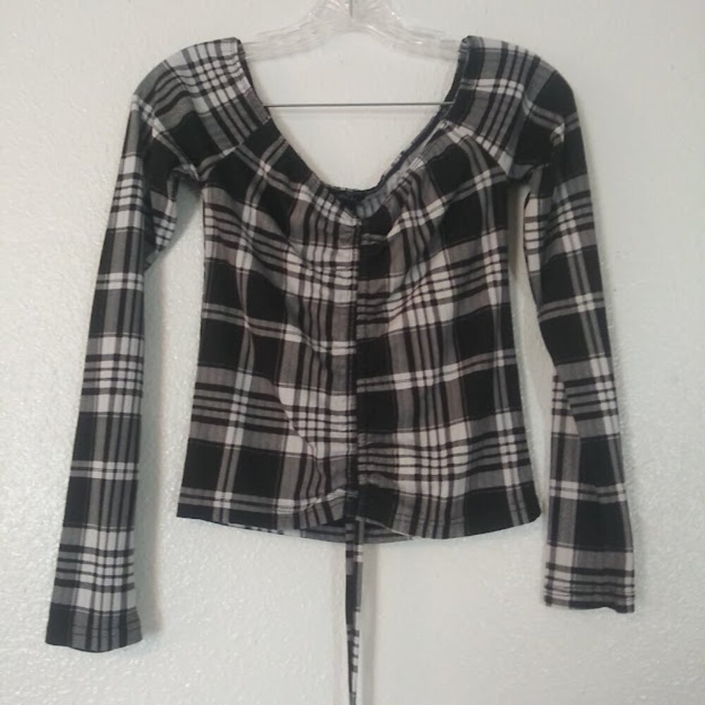 Rue21 women's size M black and white pleated blouse